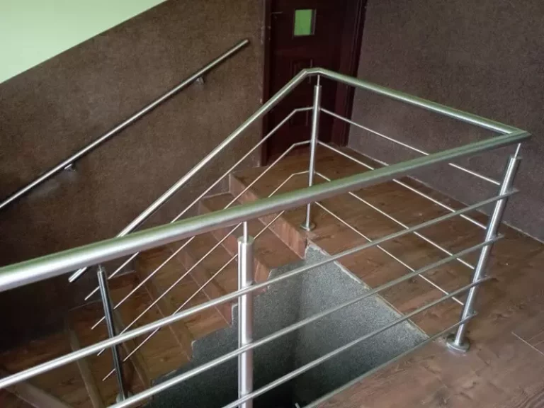 Stalowe balustrady do obiektów komercyjnych na Śląsku – normy bezpieczeństwa i przepisy dla biur oraz urzędów.